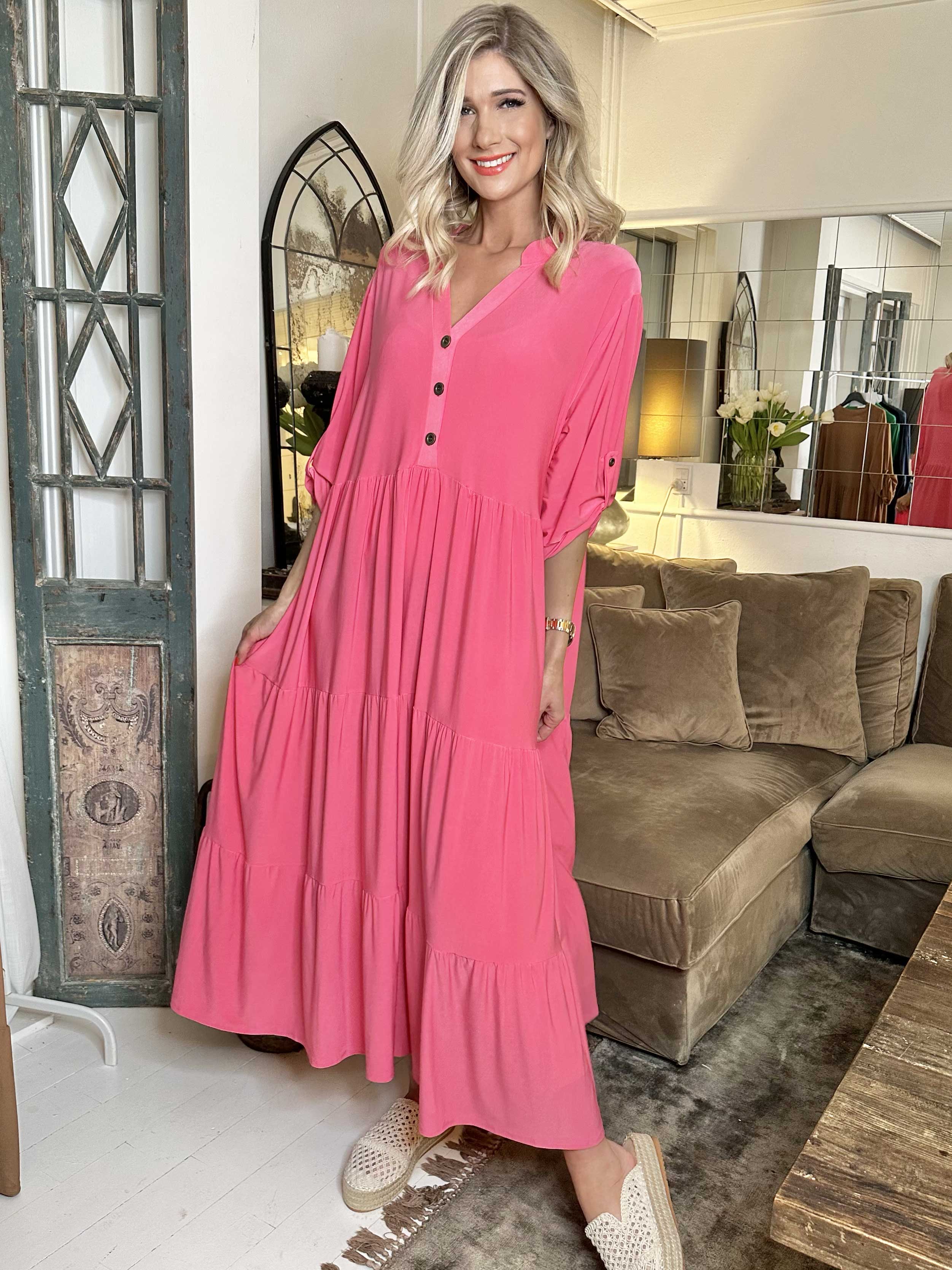 Milano Plain - Lang ensfarvet kjole med lag på lag look